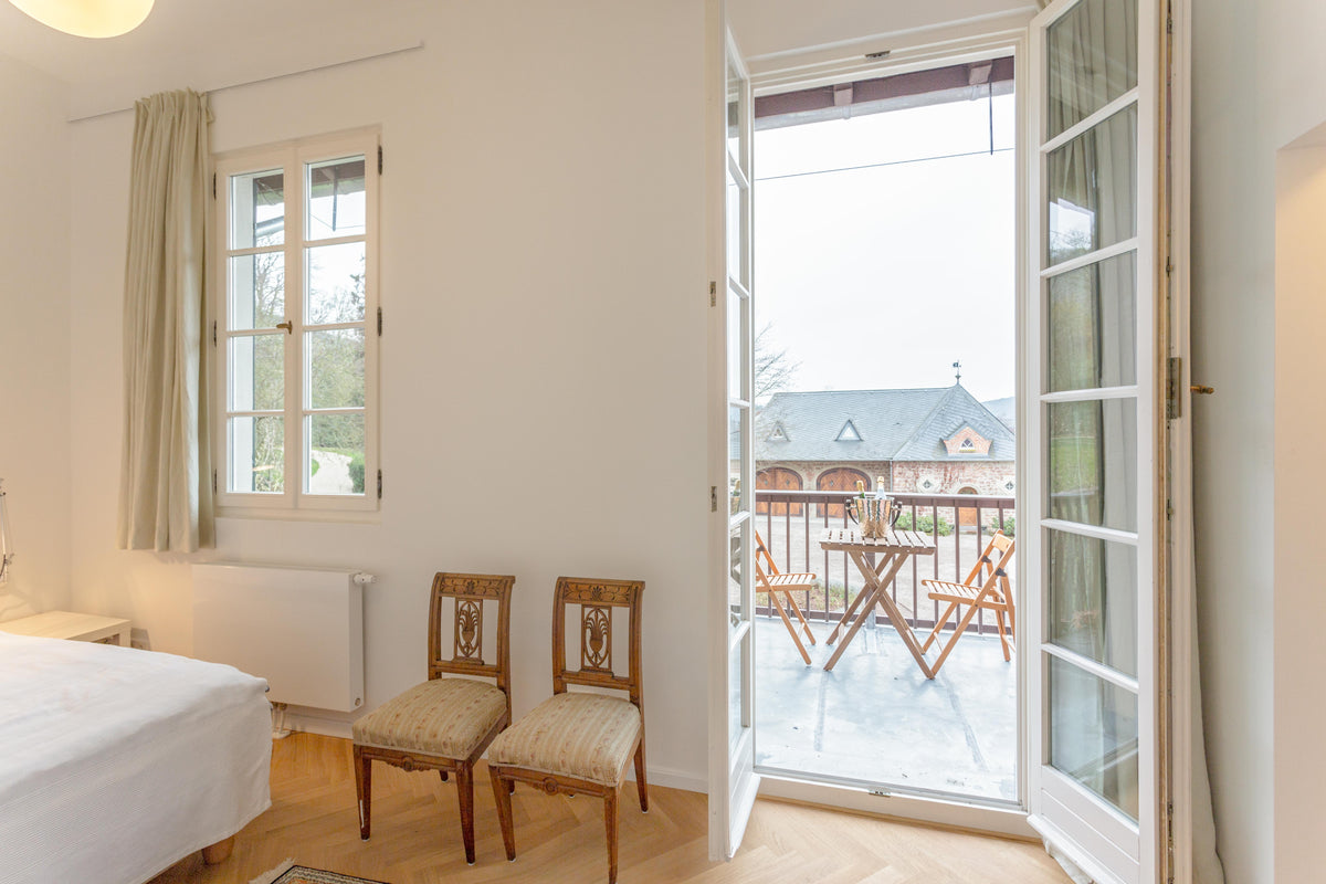 Doppelzimmer Mineral mit Balkon und Blick auf den historischen Gutshof Reverchon