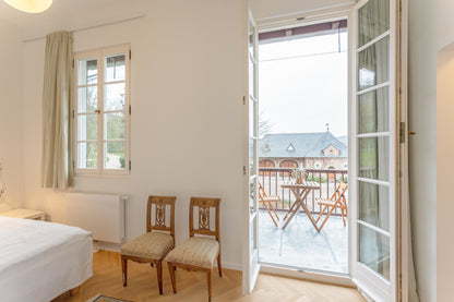 Doppelzimmer Mineral mit Balkon und Blick auf den historischen Gutshof Reverchon
